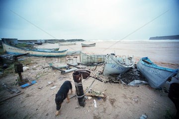 Fischerboote  die wegen des Sturms an Land bleiben  Mangalia  Rumaenien