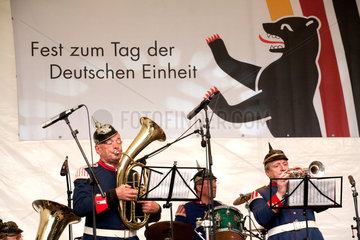 Berlin  Deutschland  Musiker mit historischer Uniform spielen zum Tag der Deutschen Einheit