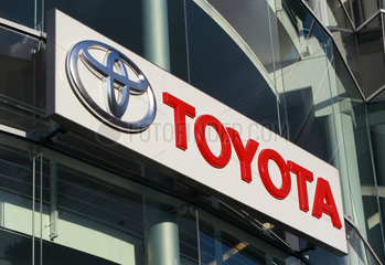 Berlin  Deutschland  Firmenlogo des Automobilherstellers Toyota
