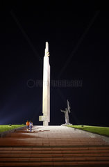Minsk  Weissrussland  Obelisk des Mahnmals HELDENSTADT MINSK