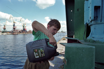 Wartung eines Krans im Fischereihafen von Kaliningrad  Russland