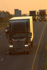 Walnut  USA  fahrende Trucks auf dem Highway