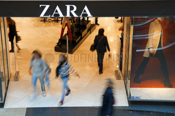 Warschau  Polen  Zara im Einkaufskomplex Goldene Terrassen (Zlote Tarasy)  das groesste Einkaufszentrum Polens