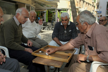 Nikosia  Republik Zypern  Maenner spielen Backgammon in einerm Strassencafe