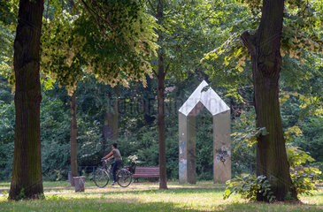 Berlin  Deutschland  Skulptur im Zeppelinpark in Berlin-Wedding