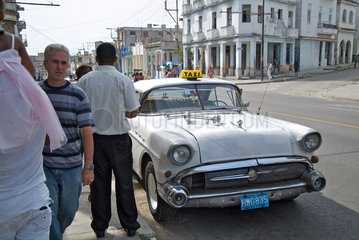 Havanna  Kuba  privates Taxi mit wartendem Fahrer in Luyano