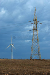 Porto Torres  Italien  Strommast und Windrad des Stromversorgers Enel S.p.A.
