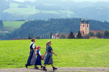 St. Maergen  Deutschland  Frauen und Maedchen in baeuerlicher Tracht am Rosstag