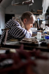 Tallinn  Estland  Designer und Fotograf Tanel Veerne in seiner Werkstatt