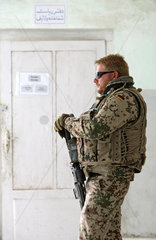 Feyzabad  Afghanistan  Bundeswehrsoldat der ISAF-Truppe im Hospital