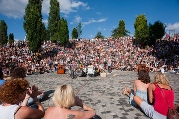 Berlin  Deutschland  Besucher bei einer Karaoke Veranstaltung im Mauerpark