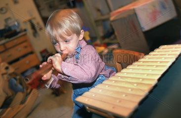 Kind beim Musizieren