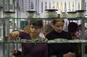 Berlin  Deutschland  Frauen vor einem Schmuckregal auf der Import Shop Berlin