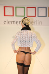 Berlin  Deutschland  ein Model zeigt Dessous auf einer Modenschau