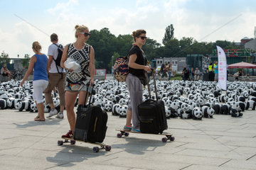 Berlin  Deutschland  zwei Frauen mit Skateboard vor dem Hauptbahnhof