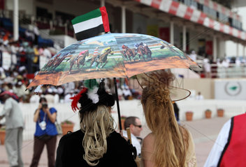 Dubai  Vereinigte Arabische Emirate  Frauen mit Hut und Regenschirm beim Pferderennen