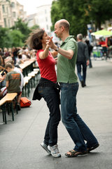 Berlin  Deutschland  tanzendes Paar in der Bergmannstrasse