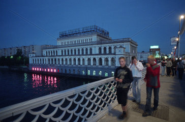 Jugendliche auf einer Bruecke ueber den Pregel  Kaliningrad  Russland
