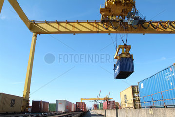 Hamburg  Containerbruecke im Hamburger Hafen