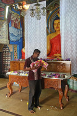 Kalutara  Sri Lanka  Vater mit Neugeborenem in einem buddhistischen Tempel