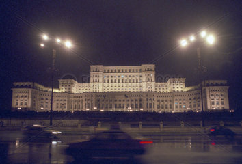 Parlamentspalast (Palatul Parlamentului) am Abend  Bukarest  Rumaenien