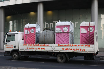Berlin  Deutschland  Miettoiletten auf einem LKW