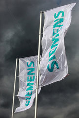 Berlin  Deutschland  Fahnen von Siemens vor grauem Himmel