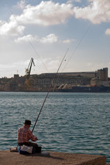 Valletta  Republik Malta  ein Angler an der Kueste