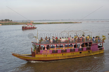 Phnom Penh  Kambodscha  Ausflugsboote auf dem Mekong