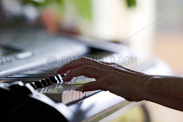 Haende am Klavier