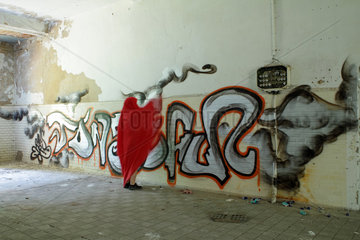 Beelitz  Deutschland  eine Person vor einem Graffiti in einem Gebaeude der ehemaligen Beelitz-Heilstaetten