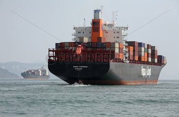 Hong Kong  China  spaerlich beladenes Containerschiff der Reederei Hapag Lloyd
