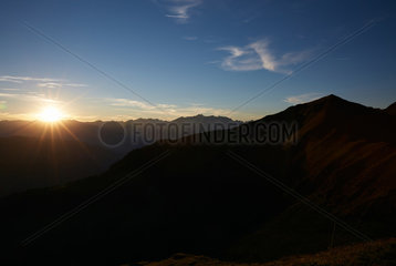 Lenzerheide  Schweiz  Sonnenuntergang ueber den Glarner Alpen