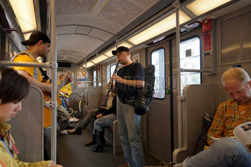 Berlin  Deutschland  Strassenmusiker in der U-Bahn