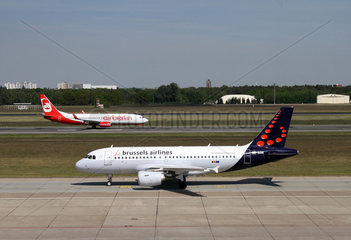 Berlin  Deutschland  Boeing 737 der Fluggesellschaft Air Berlin und Boeing 737 der Brussels Airlines