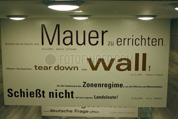 Berlin  Deutschland  Zitate von Politikern zur Berliner Mauer im U-Bahnhof Brandenburger Tor