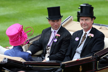 Ascot  Grossbritannien  Peter Phillips (links) und Sir Tim Laurence sitzen in einer Kutsche
