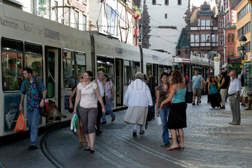 Freiburg im Breisgau  Deutschland  Passanten vor einer Strassenbahn in der Altstadt