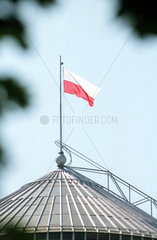 Die polnische Fahne auf dem Dach des Sejm in Warschau