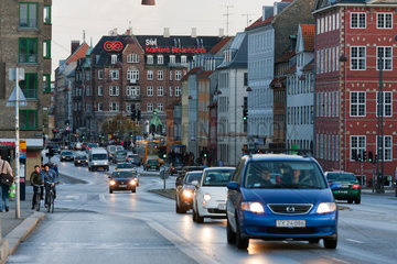 Kopenhagen  Daenemark  Verkehr auf der Hauptstrasse Torvegade