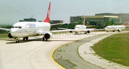 Flugzeuge in Warteschlange auf dem Atatuerk-Flughafen in Istanbul