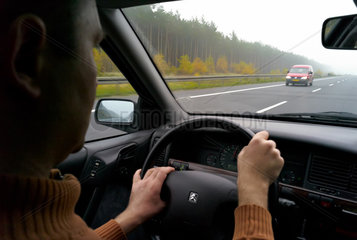 Rzepin  Polen  ein Autofahrer auf der E30 in der Naehe der Stadt Rzepin