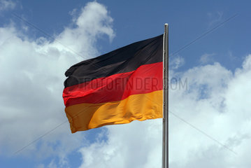 Berlin  Deutschland  deutsche Nationalfahne weht im Wind