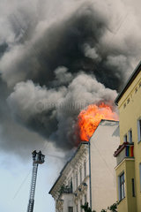 Berlin  Deutschland  Feuerwehrmaenner loeschen einen Hausbrand