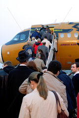Berlin  Reisende betreten eine Maschine am Flughafen Berlin-Schoenefeld