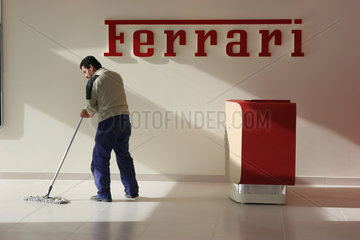 Berlin  Ein Mann putzt bei Ferrari