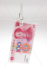 Berlin  Deutschland  100 Chinesische Yuan an einer Waescheleine