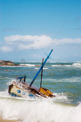 Salvador da Bahia  gestrandetes Schiffswrack am Strand