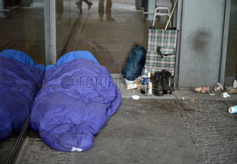 Berlin  Deutschland  ein Obdachloser schlaeft im Winter vor dem Hauptbahnhof