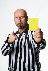 Ein Schiedsrichter gibt die gelbe Karte